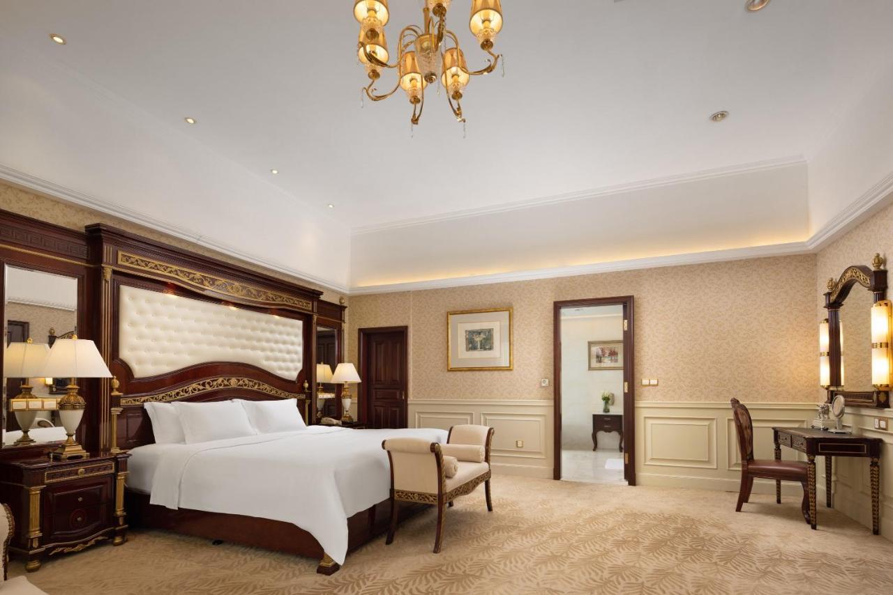 Crowne Plaza Landmark Shenzhen: Border-close Retreat With Heated Pool Shenzhen
