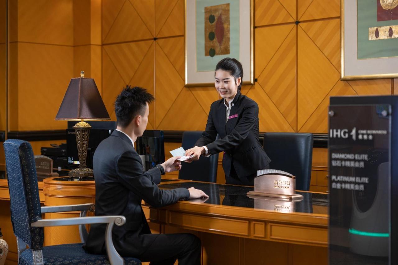 Crowne Plaza Landmark Shenzhen: Border-close Retreat With Heated Pool Shenzhen