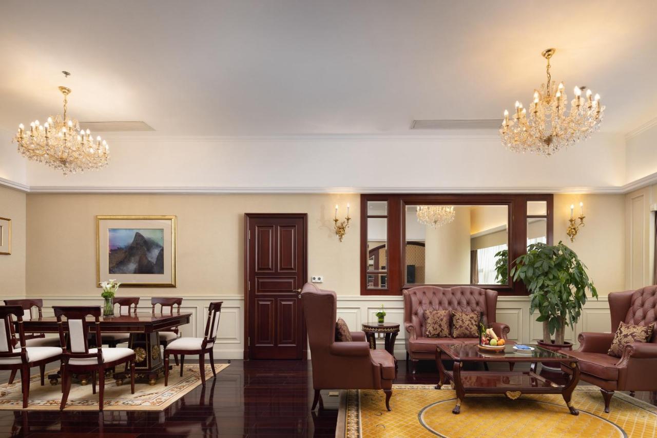 Crowne Plaza Landmark Shenzhen: Border-close Retreat With Heated Pool