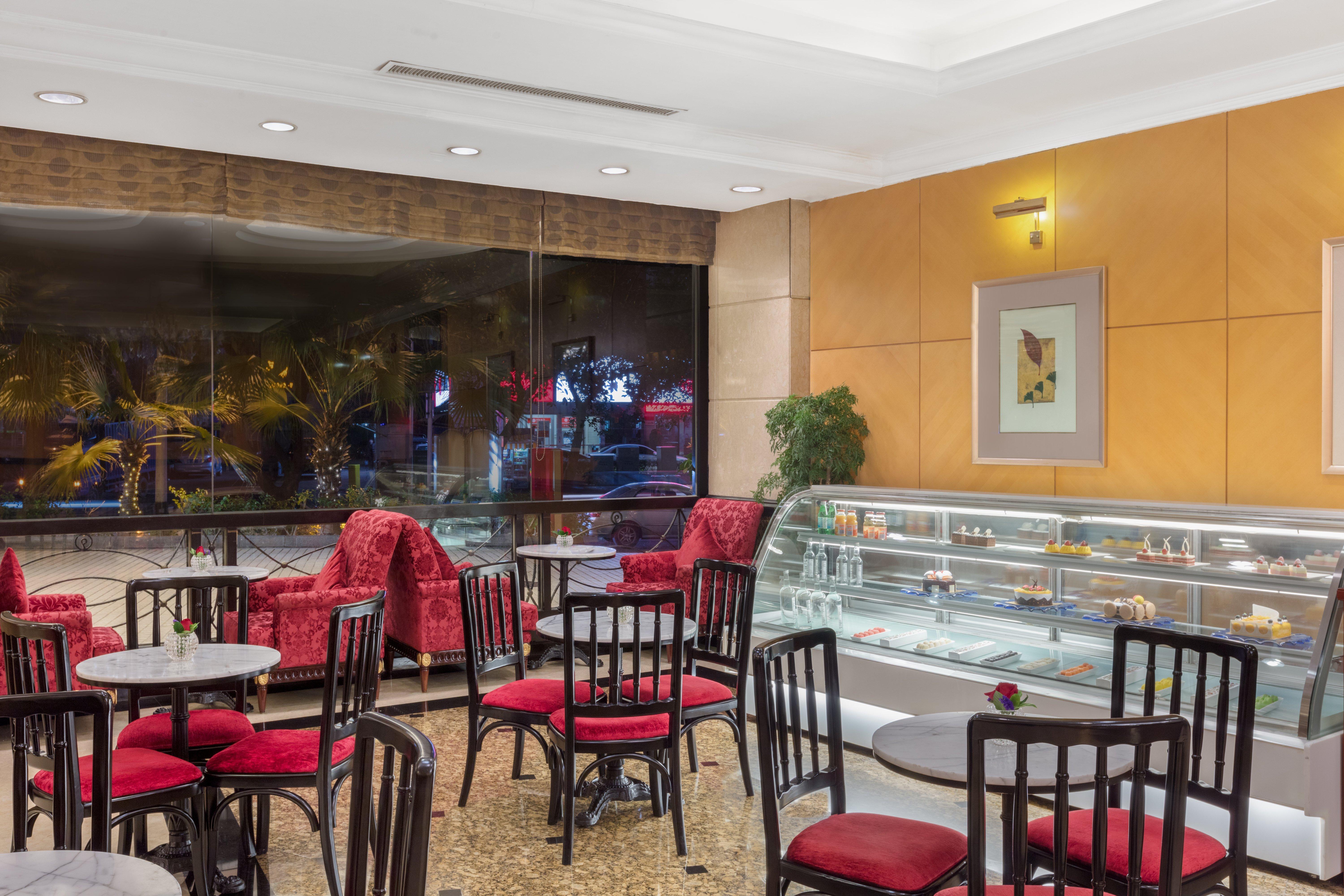 深圳富苑皇冠假日套房酒店（靠近罗湖火车站&口岸，金光华购物中心及东门步行街） 5*