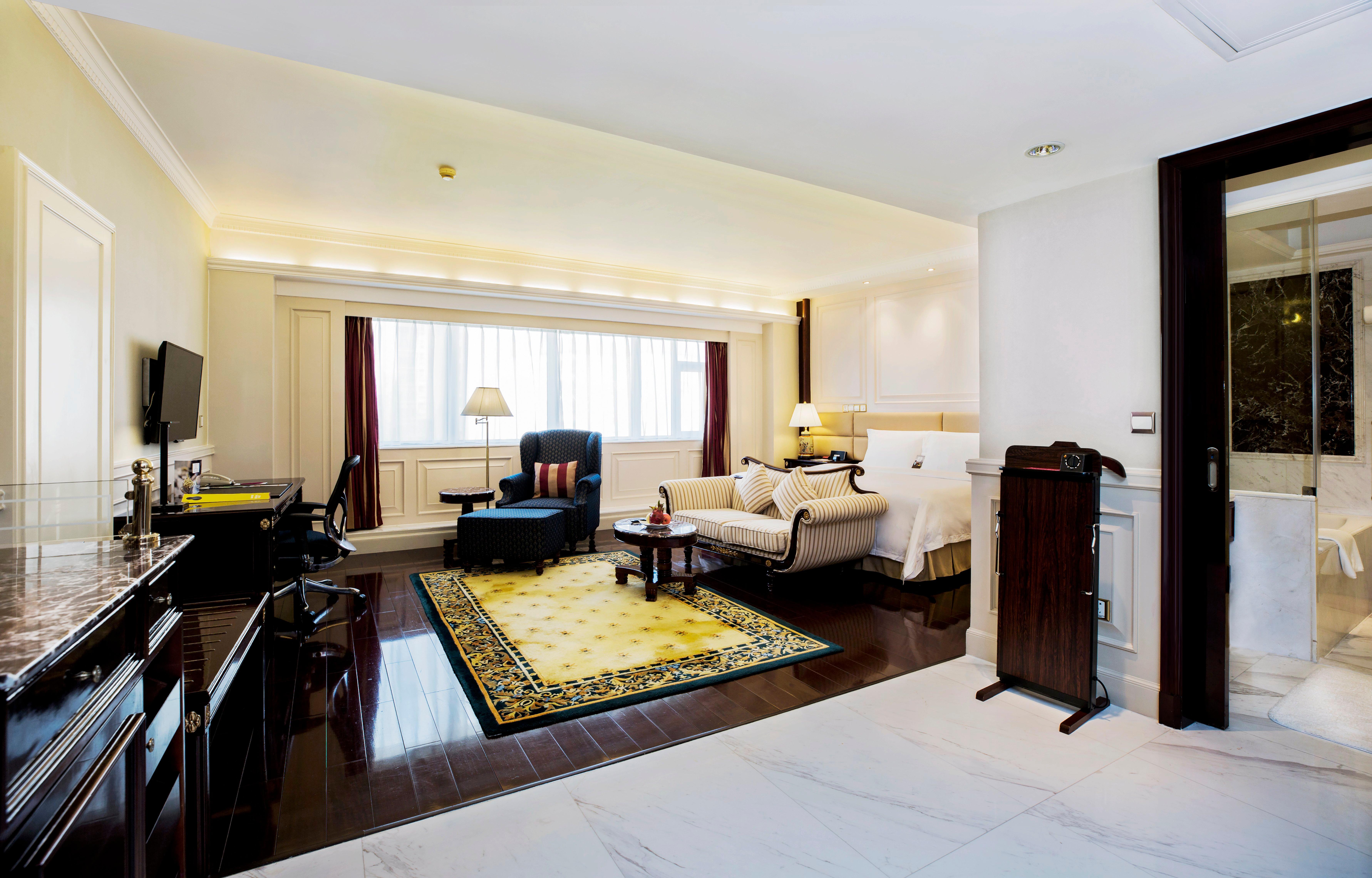 Crowne Plaza Landmark Shenzhen: Border-close Retreat With Heated Pool 5*
