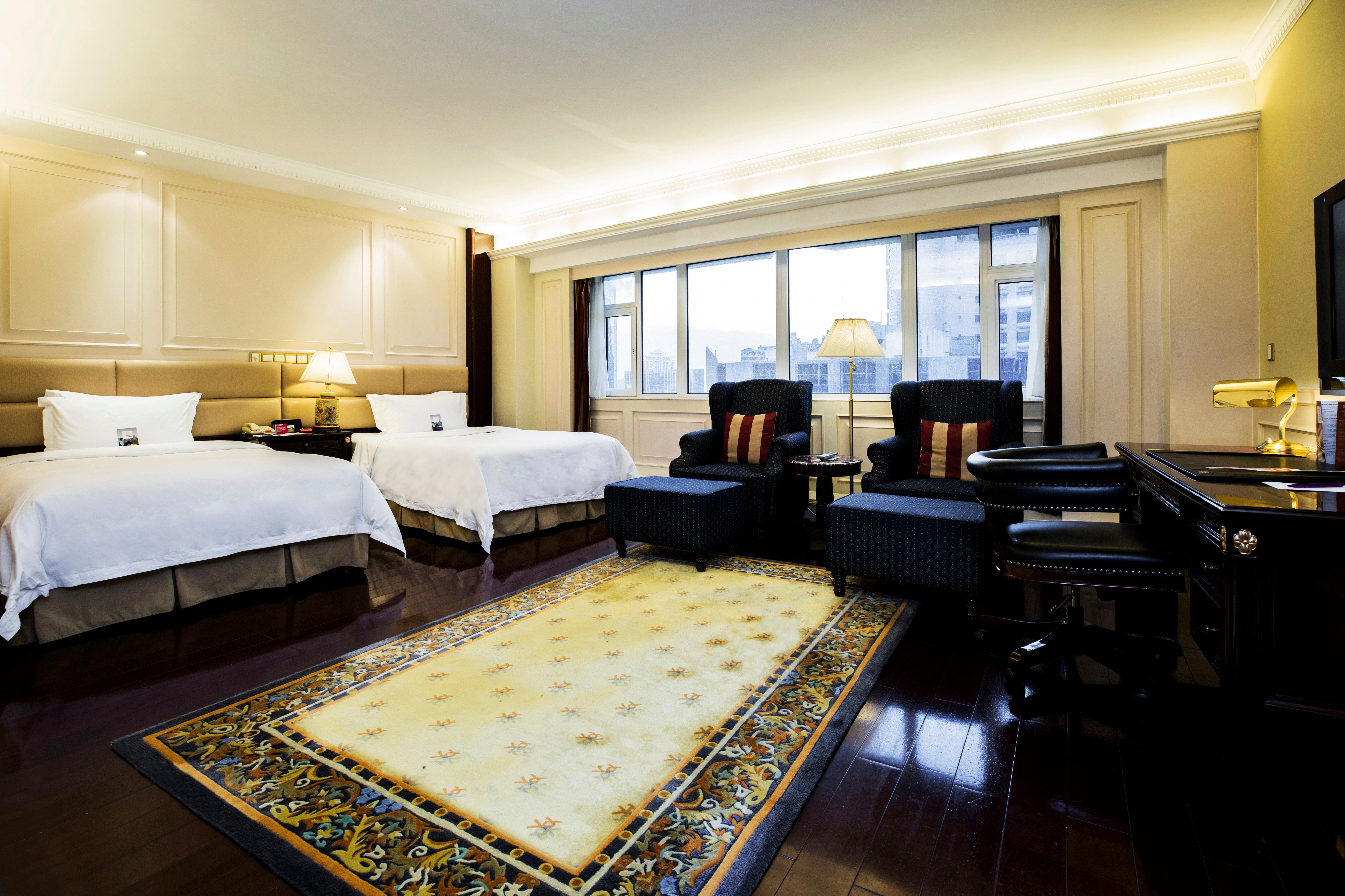 Crowne Plaza Landmark Shenzhen: Border-close Retreat With Heated Pool 5*