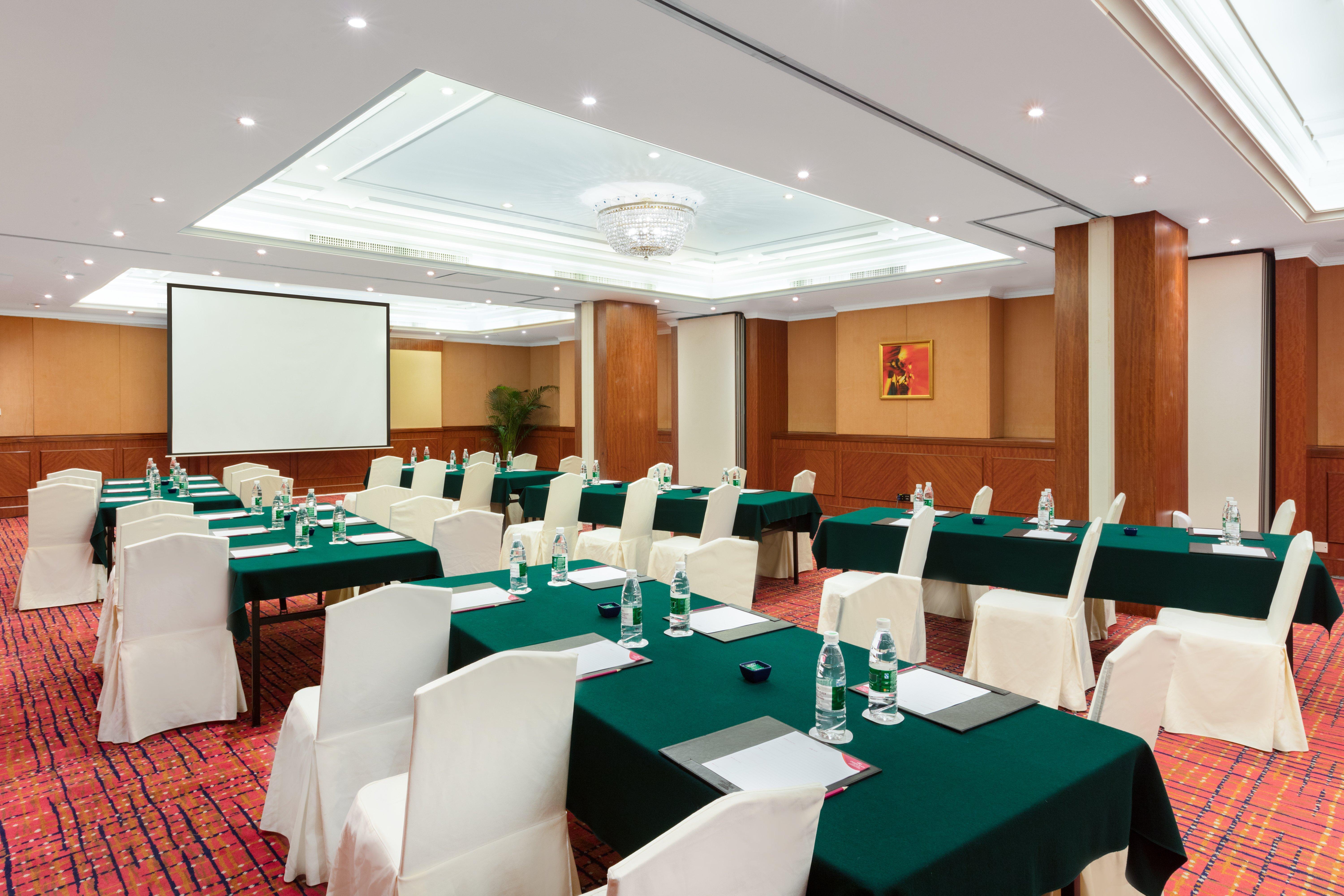 Crowne Plaza Landmark Shenzhen: Border-close Retreat With Heated Pool 酒店 深圳