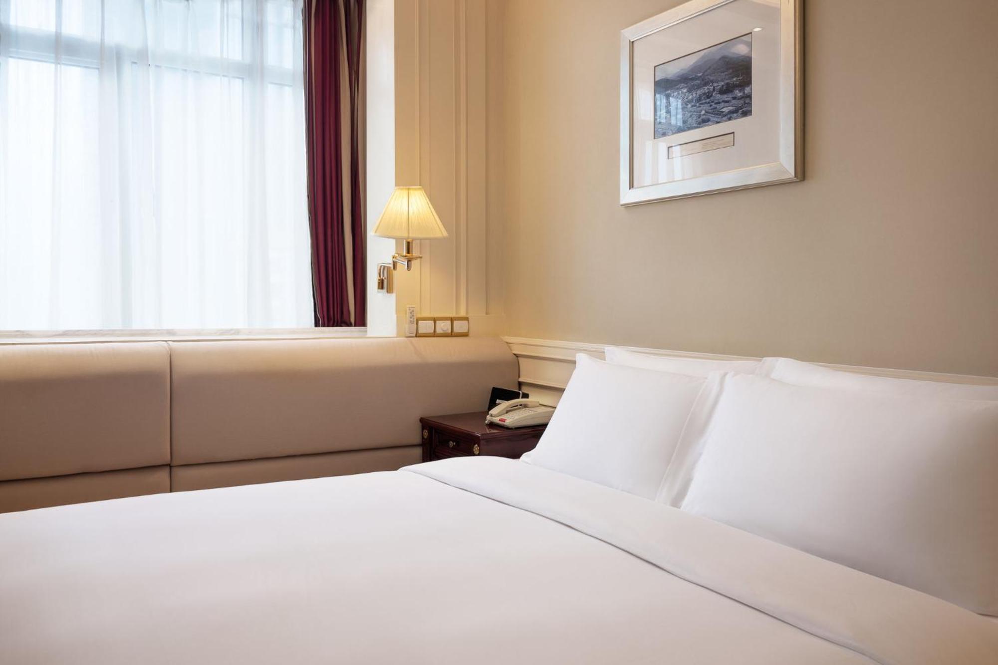 Crowne Plaza Landmark Shenzhen: Border-close Retreat With Heated Pool 5*